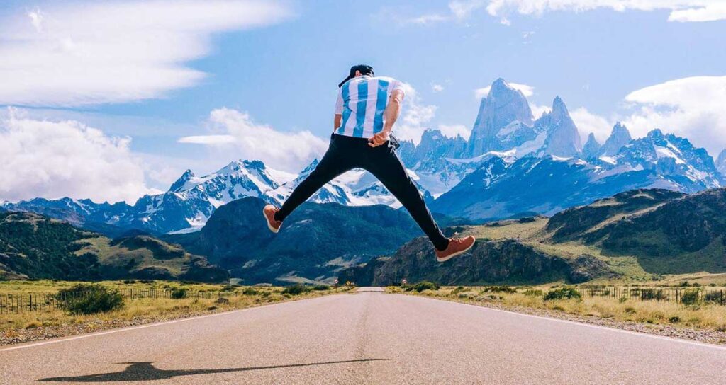 viajar a Argentina desde Estados Unidos hombre saltando